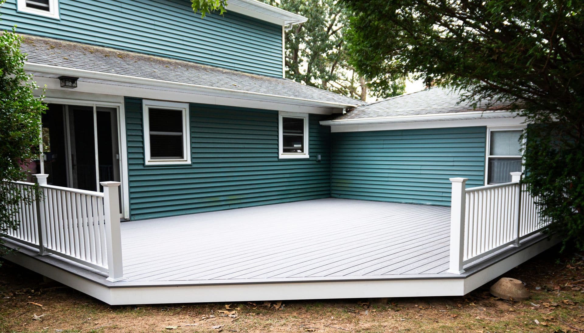 Resilient. Weather-Resistant. Beautiful Composite Siding.