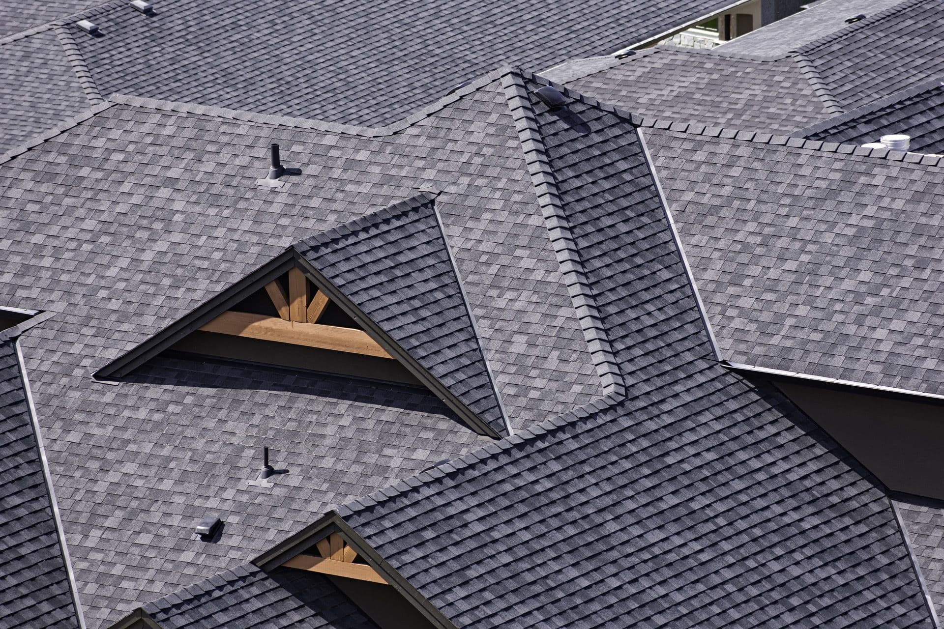 Custom Roof Replacement Options for a Well-Kept Home